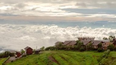 Phutubberk zirvesinde Timelapse Sis , zirveleri ve ormanları üzerinde sis. Yağmurdan sonra doğa