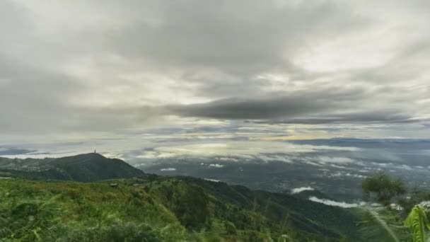 Phutubberk zirvesinde Timelapse Sis , zirveleri ve ormanları üzerinde sis. Yağmurdan sonra doğa — Stok video