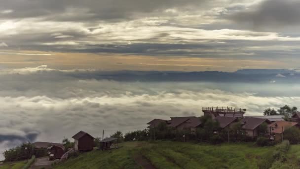 在普图布伯克山顶上，雾气笼罩着山顶和森林。雨后自然 — 图库视频影像