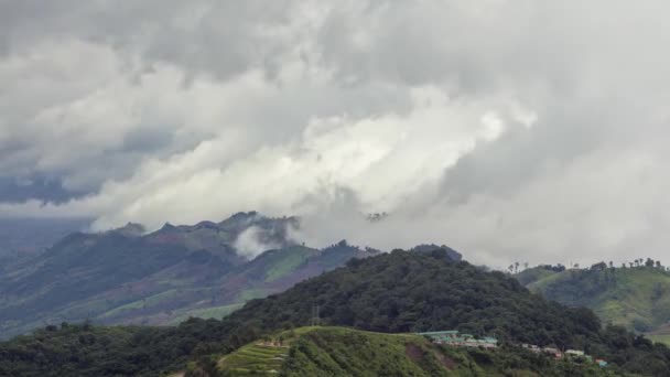 Timelapse Névoa sobre o cume em Phutubberk, nevoeiro sobre os picos e florestas. Natureza após a chuva — Vídeo de Stock