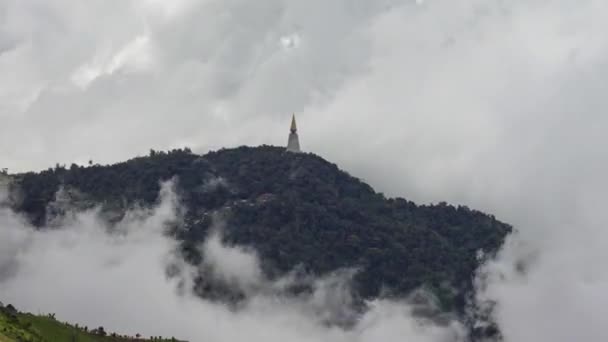 Timelapse Nebbia sulla cima a Phutubberk, nebbia sulle cime e le foreste. Natura dopo la pioggia — Video Stock