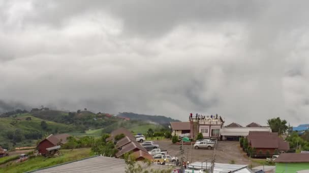 Mgła timelapse na szczycie w Phutubberk, mgła nad szczytów i lasów. Przyroda po deszczu — Wideo stockowe