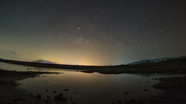 Timelapse Ascensão Láctea Lua Estrelas Céu Refletem Luz Noite Láctea — Vídeo de Stock