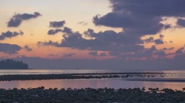 4k Timelapse : Sabah ın erken saatlerinde deniz kenarındaki atmosfer Gün doğumundan önce ilk ışık. Hızlı hareket eden bulutlar