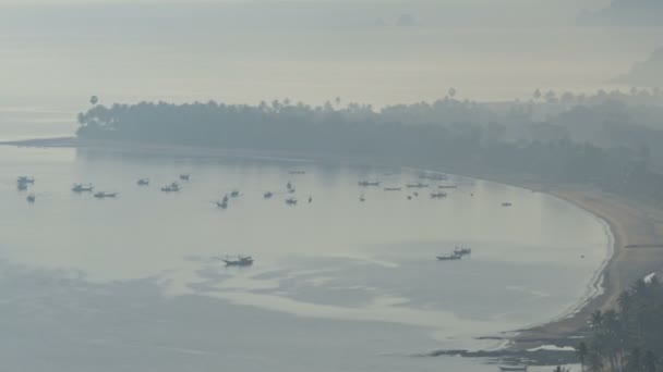 Rök, luftföroreningar. Morgondimma över havet. Fiske av små fiskebåtar — Stockvideo