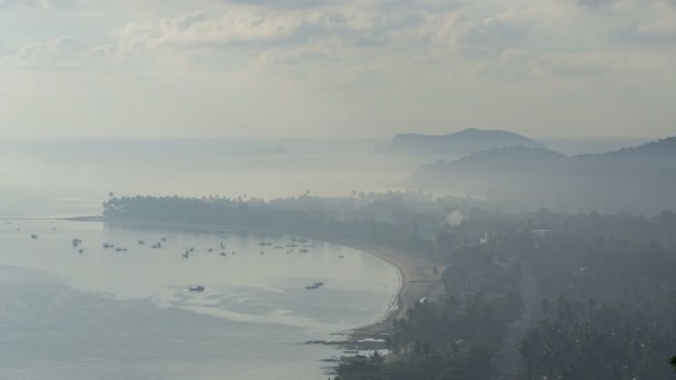 Fumo, inquinamento atmosferico. Mattina nebbia sul mare. Pesca di piccoli pescherecci — Video Stock