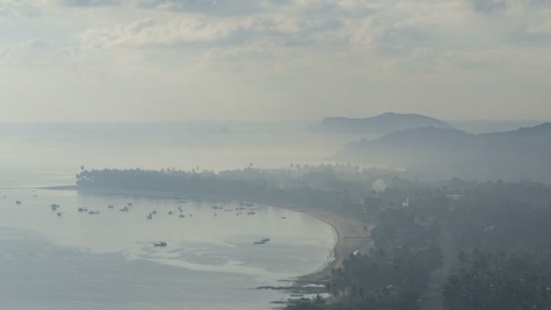 Duman, hava kirliliği. Sabah sisi denizin üzerinde. Küçük balıkçı teknelerinin balık avı — Stok video