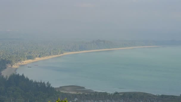 Ao Chumphon a moře Chumphon, vysoký úhel, modré moře obklopené písečnou pláží a vedle lesa — Stock video