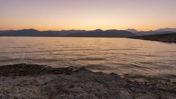 Πρωί πορτοκαλί φως στη δεξαμενή. Θολόντος ουρανός αλλαγή χρώματος — Αρχείο Βίντεο