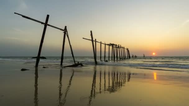 Tramonto sulla spiaggia di Khao Phi, Phang Nga, Thailandia. Il cielo cambia il colore la sera — Video Stock