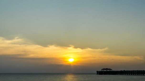 ナタイビーチ パンガの夕日 タムラップ 夕焼けの時間 オレンジ色の空 曇り空 — ストック動画