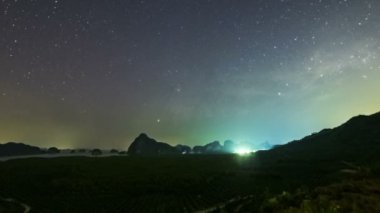 Yıldızlar ve Samanyolu gece geç saatlerde yükselir, kaygan bulutlar. Güzel dağ şeklinde, Samet Nang Phang Nga, Tayland