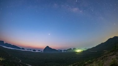 Yıldızların solması ve Samanyolu, sabah gündoğumu Güneş'ten gelen ışık sabah bulutların arasından geçer. Bulutun inceliği Güzel dağ şeklinde, Tayland