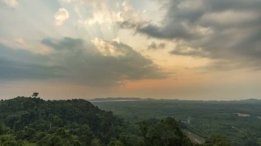 Hızlı hareket eden bulutların arasında gün batımı Güzel güneş ışığı