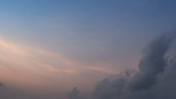 Movimiento de nubes Cambia el color porque la luz del sol sale del horizonte — Vídeos de Stock