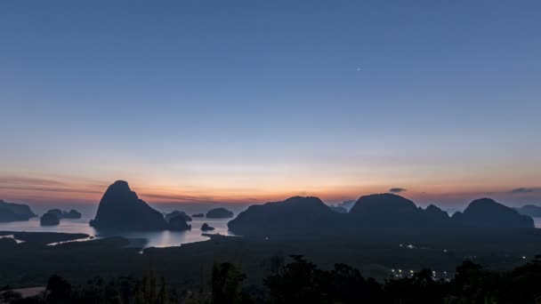 Le lever du soleil du matin, le soleil brille à travers les nuages fins. À la belle forme de montagne, Samet Nang Phang Nga, Thaïlande — Video
