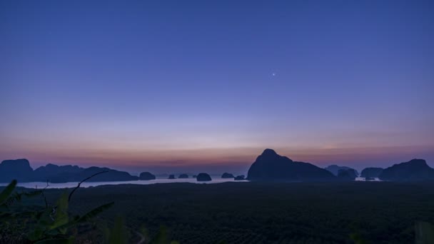 L'alba del mattino, il sole splende attraverso le nuvole sottili. Alla bella forma di montagna, Samet Nang Phang Nga, Thailandia — Video Stock