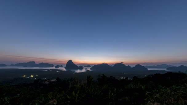 L'alba del mattino, il sole splende attraverso le nuvole sottili. Alla bella forma di montagna, Phang Nga, Thailandia — Video Stock