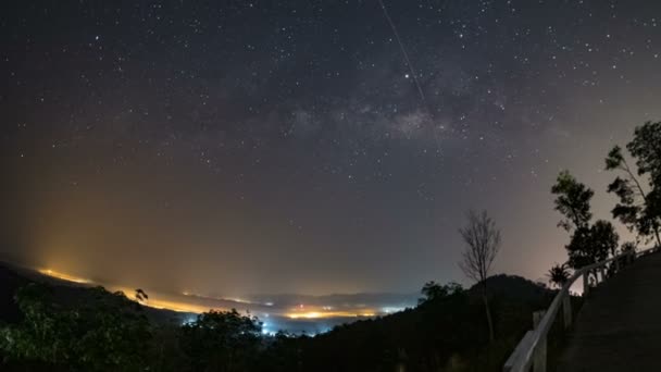 O desvanecimento das estrelas e da Via Láctea, o nascer do sol da manhã A luz do sol passa pelas nuvens pela manhã. A magreza da nuvem Na bela forma da montanha, Samet Nang Ph — Vídeo de Stock