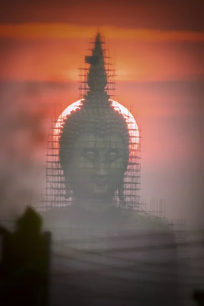 Restauração e reparação de imagens de Buda no budismo, escultura budista . — Fotografia de Stock