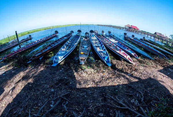 Góndola, alquiler de barco, lancha motorizada Parque a lo largo de las orillas del —  Fotos de Stock