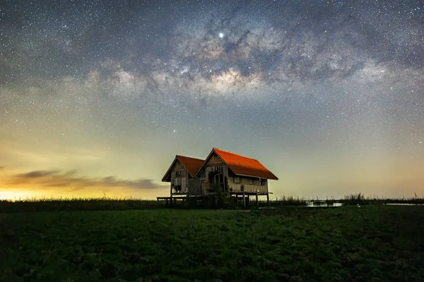 Samanyolu , eski terk edilmiş ev, açık alanda kırmızı çatı — Stok fotoğraf