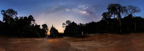 Panorama, Twiligh sırasında ağaç gölgesi üzerinde Samanyolu — Stok fotoğraf