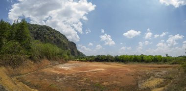 Zemini görene kadar gölet kuru. Kurak mevsimde