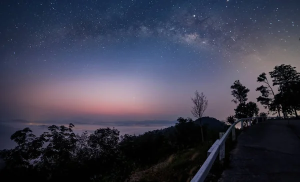 Samanyolu ve Sis Gün doğumundan önce sabah erken saatlerde, 11 Mart 2019, Khao Khai Nui, Phatthalung, Tayland — Stok fotoğraf