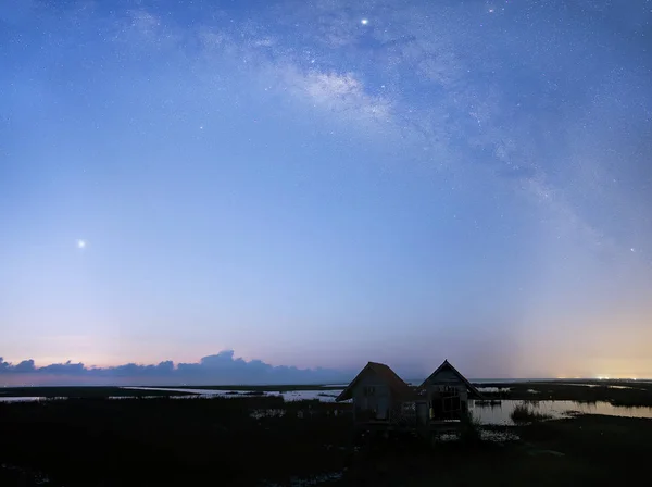 Samanyolu sabah erken gün doğumundan önce , eski terk edilmiş ev, yeniden — Stok fotoğraf