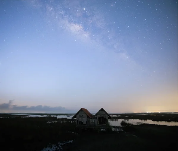 Samanyolu sabah erken gün doğumundan önce , eski terk edilmiş ev, yeniden — Stok fotoğraf