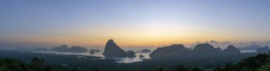 Panorama Sabah gün doğumu. Andaman Denizi'ndeki dağlar. 20 Mart
