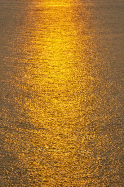 Sunset The sea surface reflects the sunlight in gold. — Stock Photo, Image