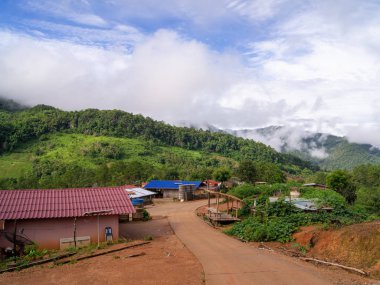 Yeşil dağ manzarası, dağlarda sis, gökyüzü w ile kaplı