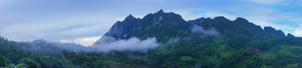 Green Mountain Panorama. C'è una nebbia in mezzo al fiume — Foto Stock