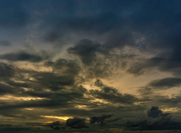 As nuvens encheram o céu, obscurecendo a luz do sol duri — Fotografia de Stock
