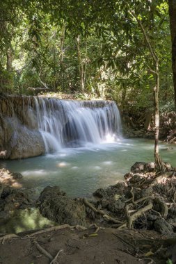 Temiz şelale r neden olduğu bir zümrüt yeşili renk var