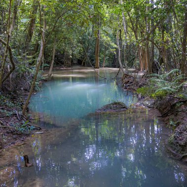 Temiz şelale r neden olduğu bir zümrüt yeşili renk var