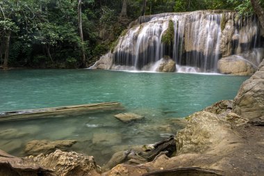 Şelaleden temiz yeşil zümrüt su küçük çevrili