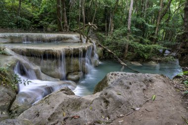 Şelaleden temiz yeşil zümrüt su küçük çevrili