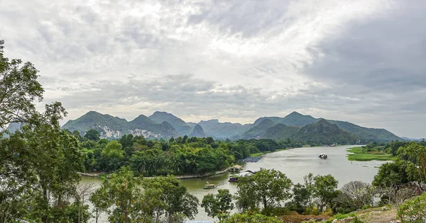 Panorama è vista sul fiume Kwai e le montagne di Kanchan — Foto Stock