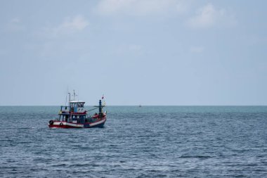 Tekne geçişi Sattahip ve Koh Kham boa dolu yolcu taşıyın