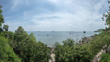 Deniz ve parlak gökyüzü dağın tepesinden bakıyor 