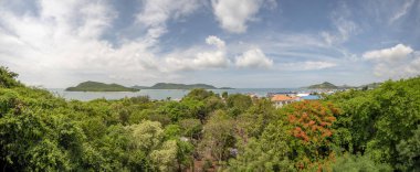 Deniz ve parlak gökyüzü dağın tepesinden bakıyor 