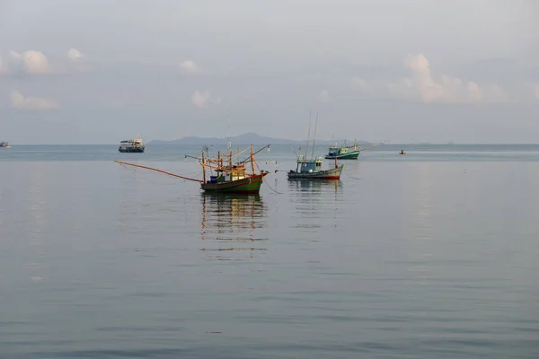 Un pequeño barco pesquero está anclado. Detente detrás de la pesca cerca de th — Foto de Stock