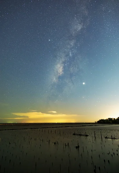 Samanyolu gece gökyüzünde şehrin ışıklarından yansıyan ışıkla. Samut Sakhon Denizi'ndeki mangrov ormanları — Stok fotoğraf