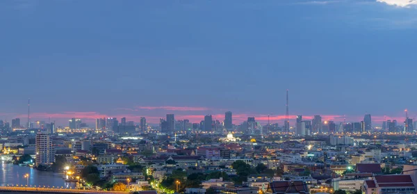 Edificio de oficinas de gran altura El centro de Bangkok. Al amanecer, t — Foto de Stock