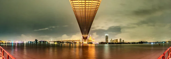 Panorama Oreng Vedlo Pod Mostem Přes Řeku Zamračený Den Obloze — Stock fotografie