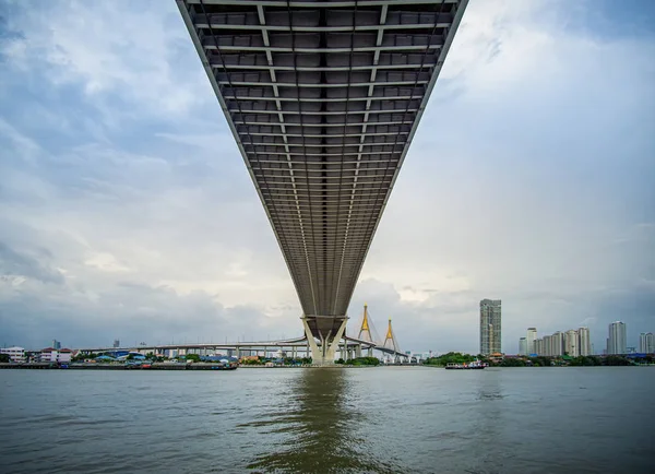 Die Brücke Über Den Fluss Einem Bewölkten Tag Himmel Bhumibol — Stockfoto