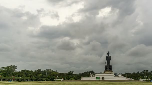 비가 오는 구름 과 편평 한 뭉게구름의 움직임을 저속 촬영한 것입니다. 불교 인, 푸 타몬 손, 타이나 콘 파 돔 주 — 비디오